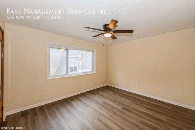 Building Photo - Spacious 1 Bed in Oak Park - New LVP floor...