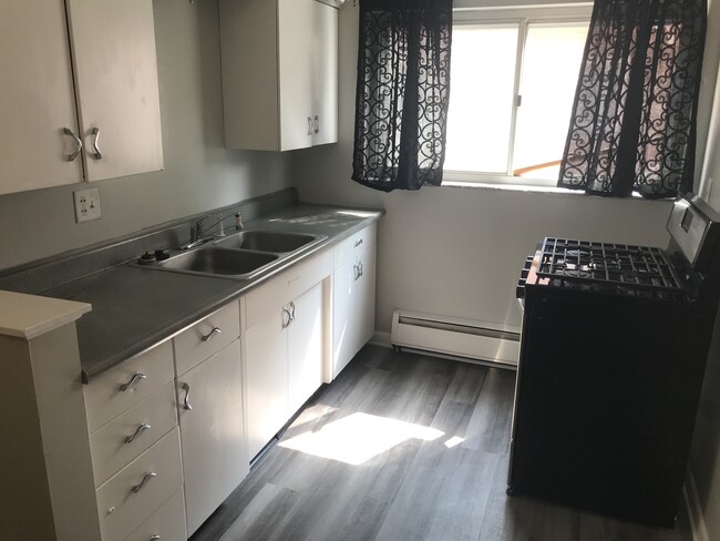 Kitchen - 5650 Macey Ave