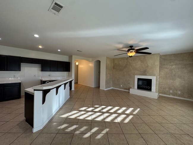 Building Photo - Spacious home with a pool! MOVE IN SPECIAL