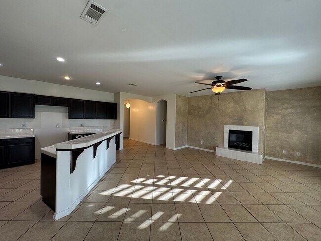 Foto del edificio - Spacious home with a pool! MOVE IN SPECIAL