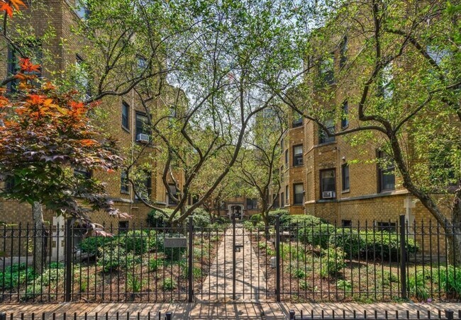 Building Photo - 539 W Brompton Ave