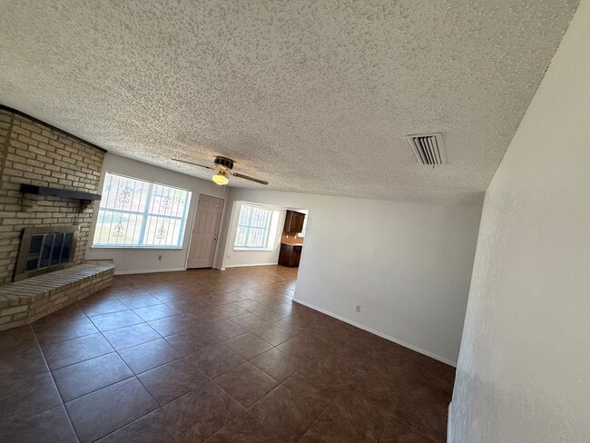 Building Photo - AVAILABLE NOW!!! Charming 3-bedroom, 2-bathroom home in Lancaster