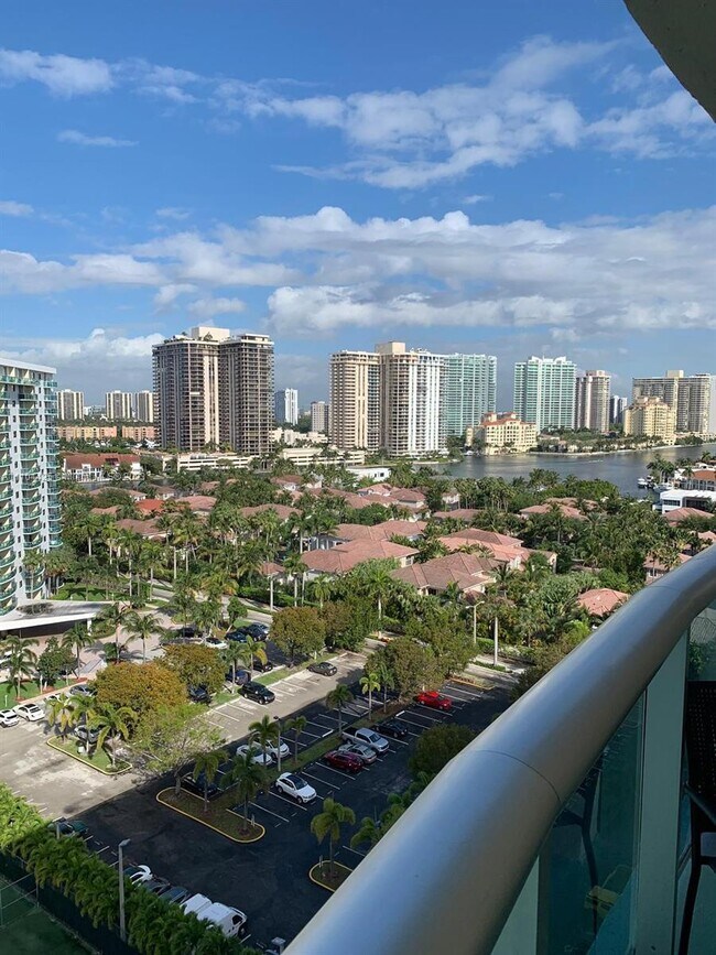 Foto del edificio - 19370 Collins Ave
