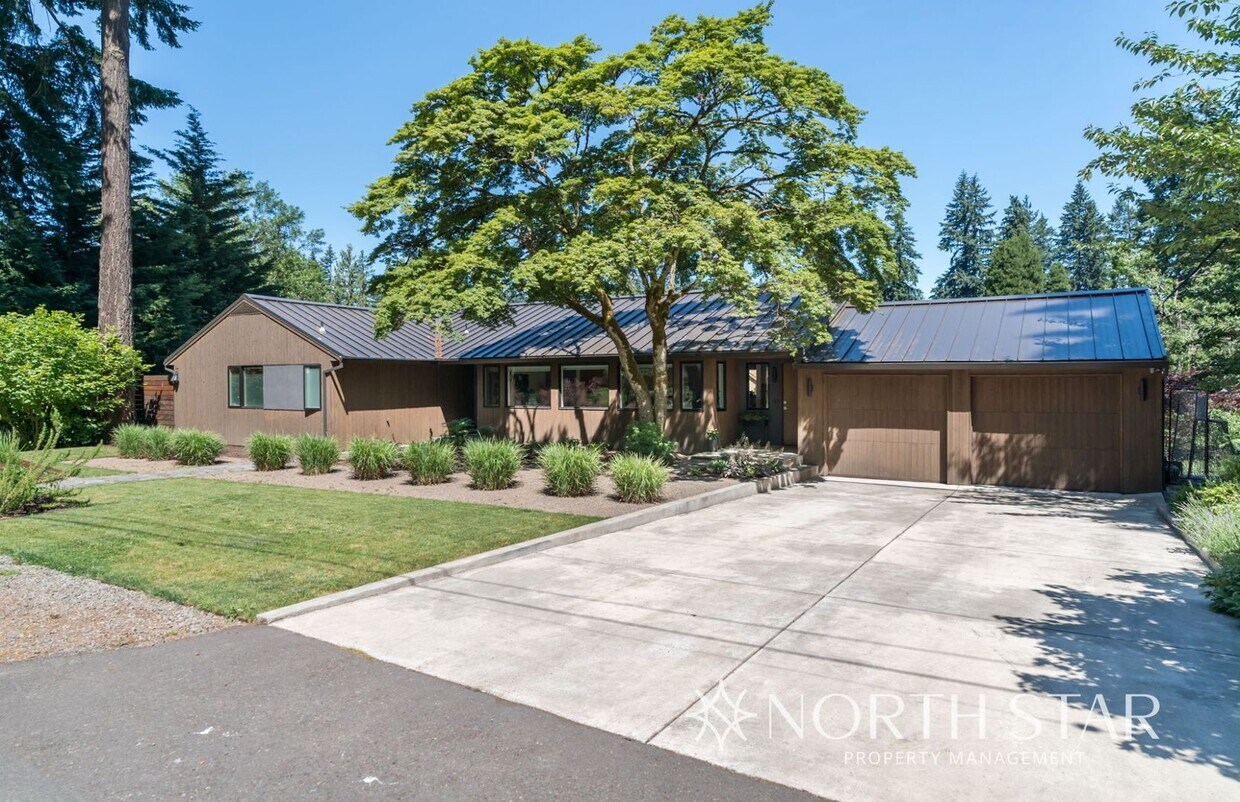 Foto principal - Perfectly located Lake Oswego Mid-century ...