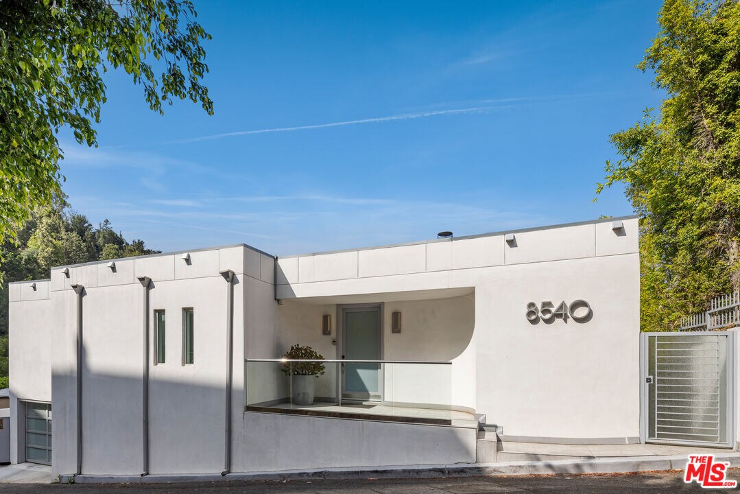 Foto principal - 8540 Hillside Ave