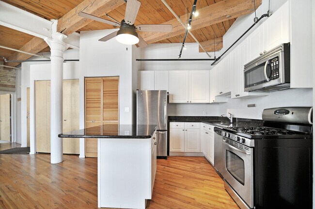 Building Photo - 420 S Clinton St