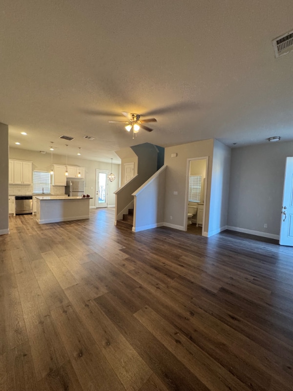Building Photo - 4933-5015 Villas Dr