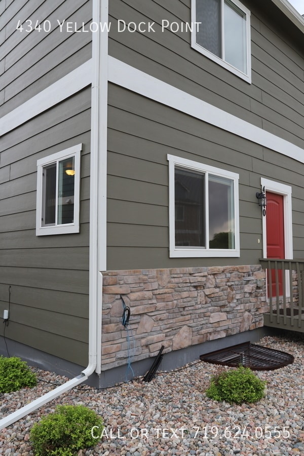 Building Photo - Spacious Townhouse