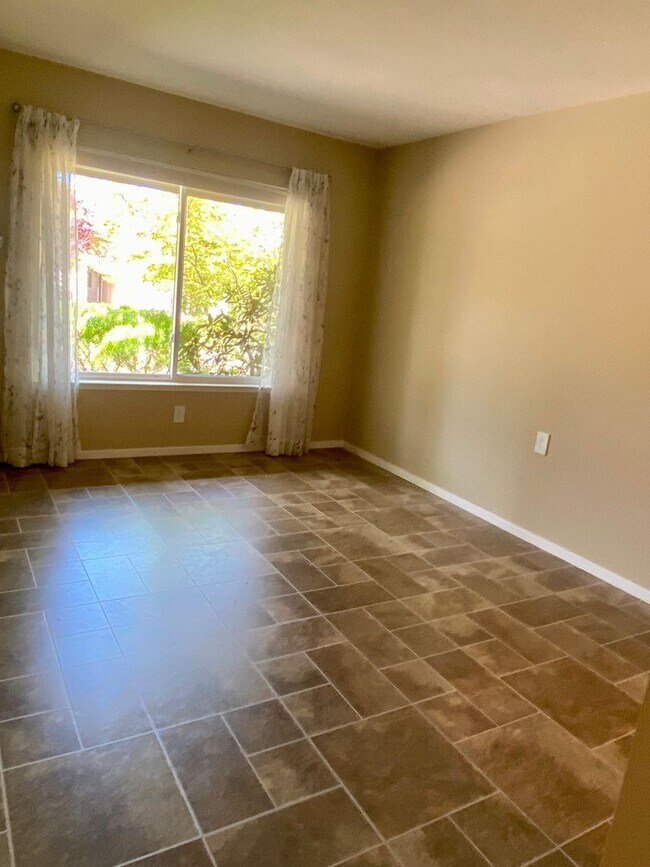 Building Photo - Hartz Property Management Presents: Rossmo...
