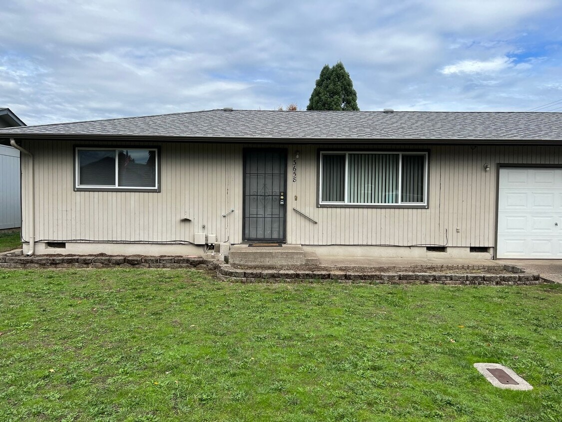 Primary Photo - Solid 2 bedroom 1 bath duplex with garage!
