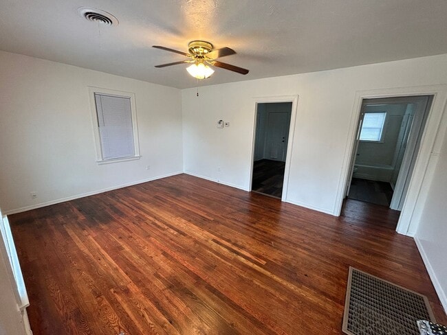 Building Photo - Spacious 2 bedroom with a garage and big b...