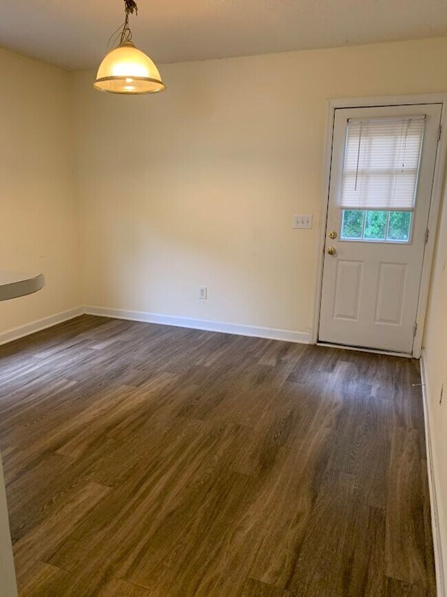 Building Photo - 3 Bedroom 2 Bath House Available on Hillsd...