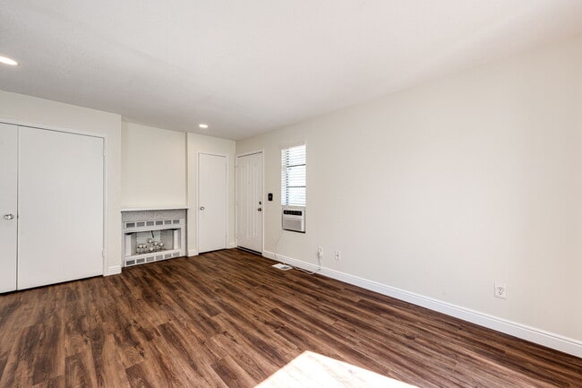Building Photo - 17004 E Tennessee Dr