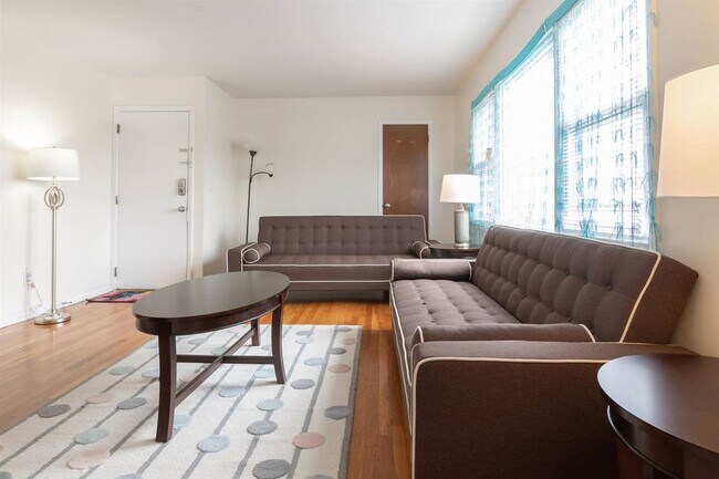 Foto del edificio - 100 Roosevelt Ave