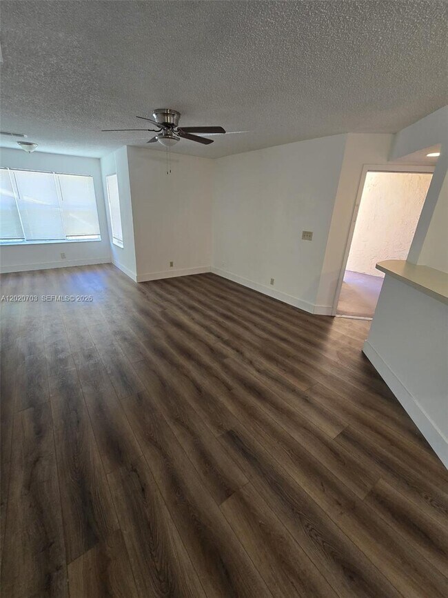 Foto del edificio - 3340 Pinewalk Dr N