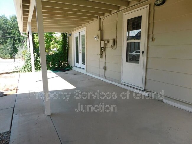 Building Photo - 396 S Camp Rd