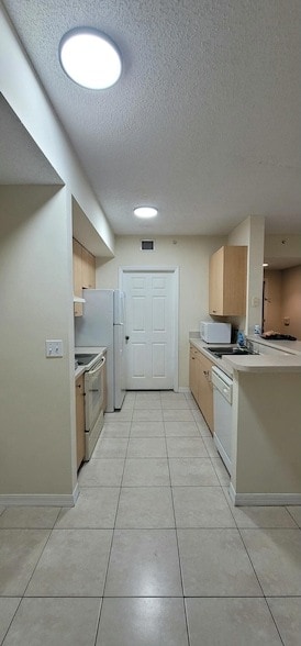 Building Photo - 5032 Lantana Rd