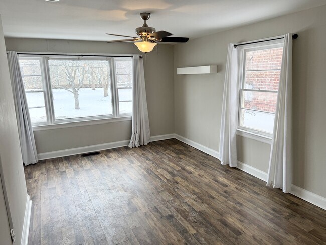 Foto del edificio - 329 W Broadway St