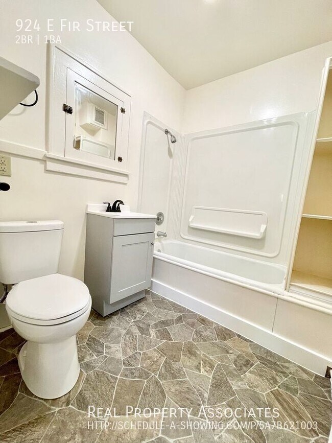 Building Photo - Great Location! 2 bedroom Unit! Multiple U...