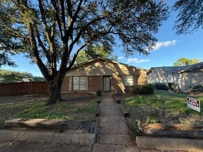 Building Photo - 305 Thistle Dr