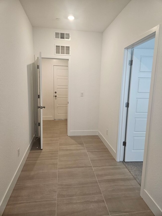 Building Photo - Gorgeous 3/2 Town Home in Clovis with Solar!