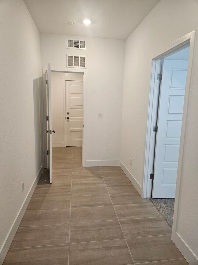 Foto del edificio - Gorgeous 3/2 Town Home in Clovis with Solar!