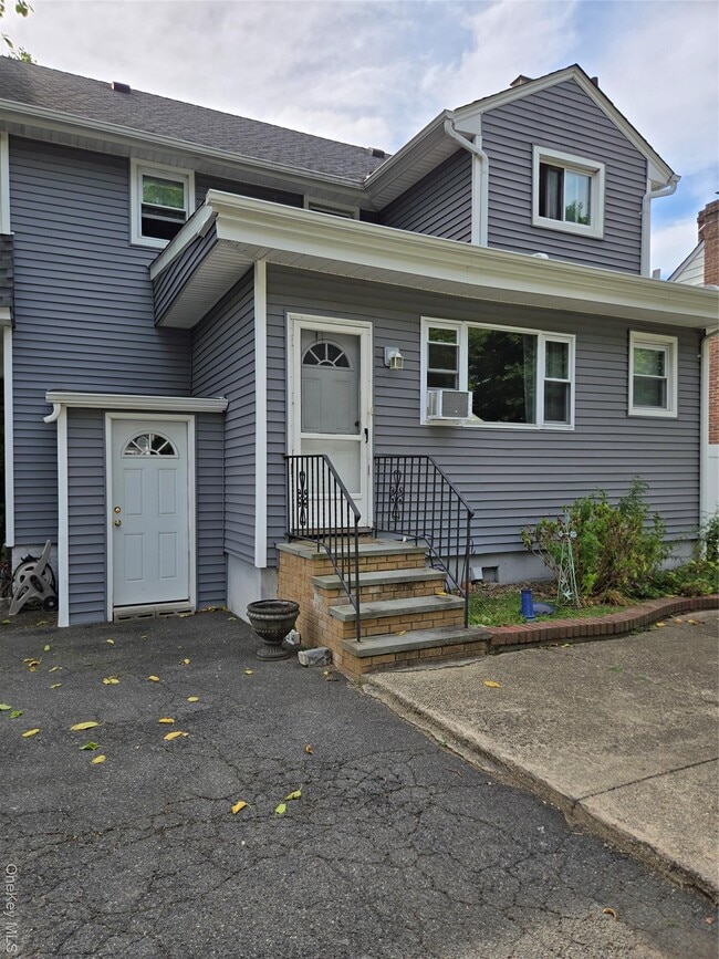 Building Photo - 72 Pearsall Ave