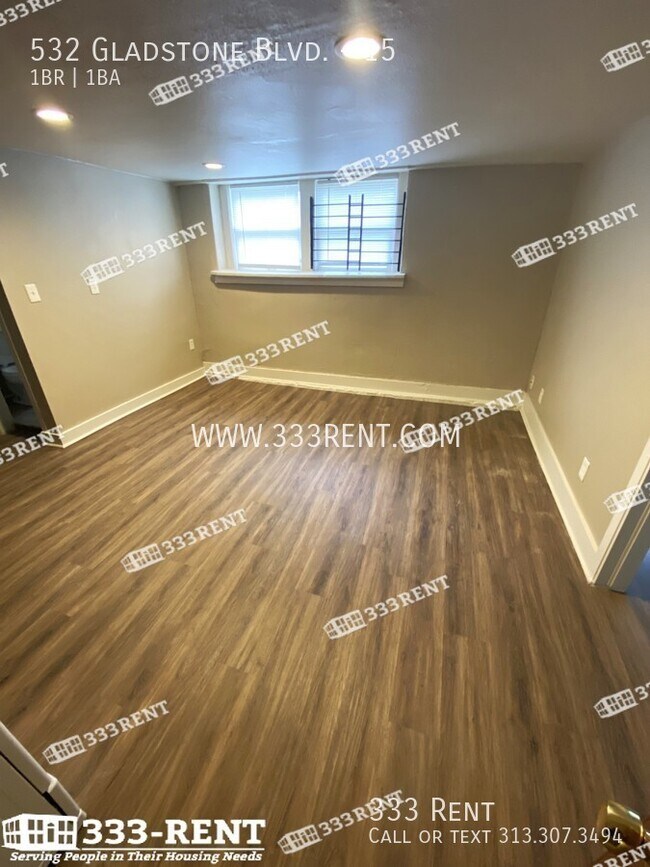 Foto del edificio - Carpeted rooms throughout and close to bus...