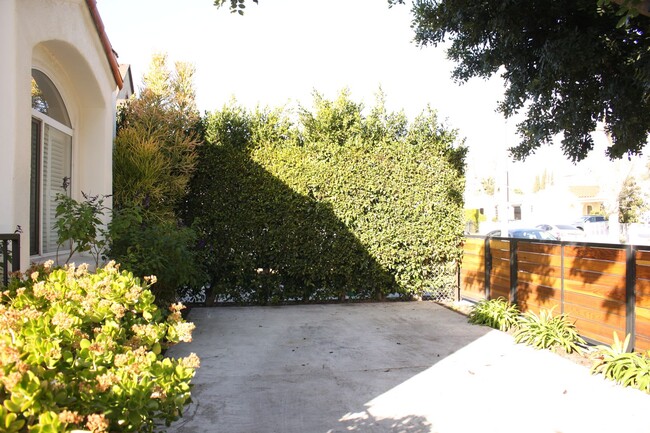 Building Photo - Bright West Adams Area Bungalow Style home