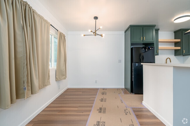 1 habitación, 1 baño - 635 pies cuadrados - Comedor - 5819 Carlton Way