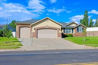 Building Photo - 2093 E View Dr