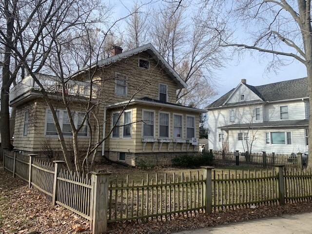 Primary Photo - 512 College Ave