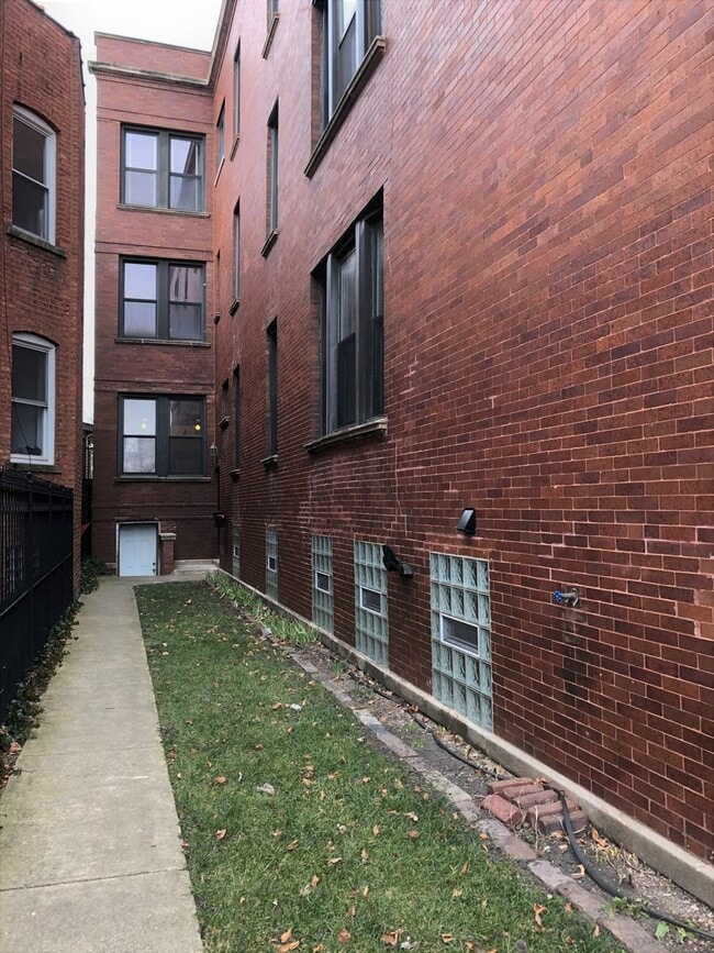 Building Photo - 1344 N Kedzie Ave