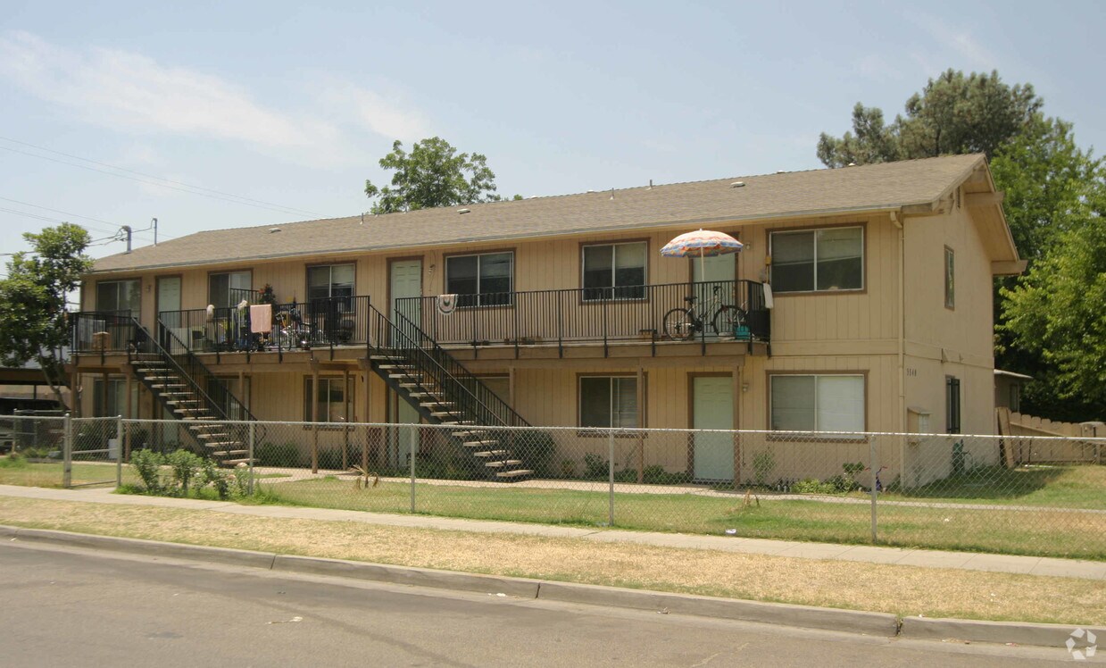 Foto del edificio - 3340 E Clay Ave