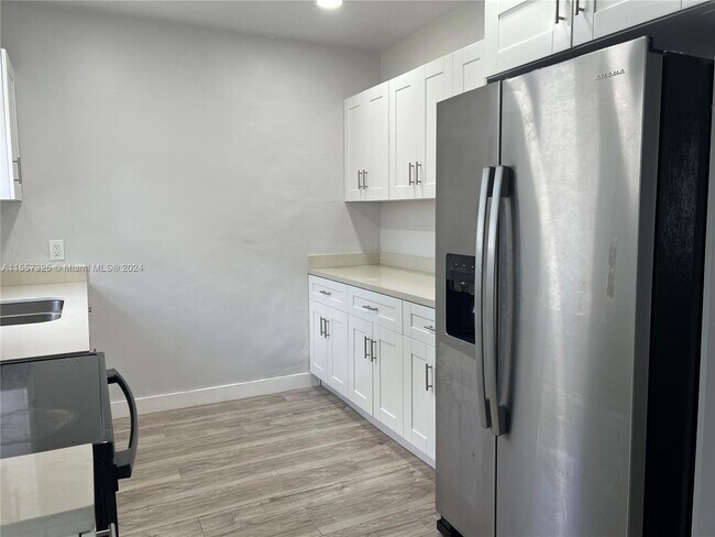 Building Photo - 837 SW 26th St