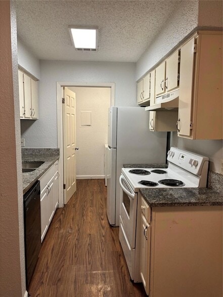 Building Photo - 1210 Southport Dr