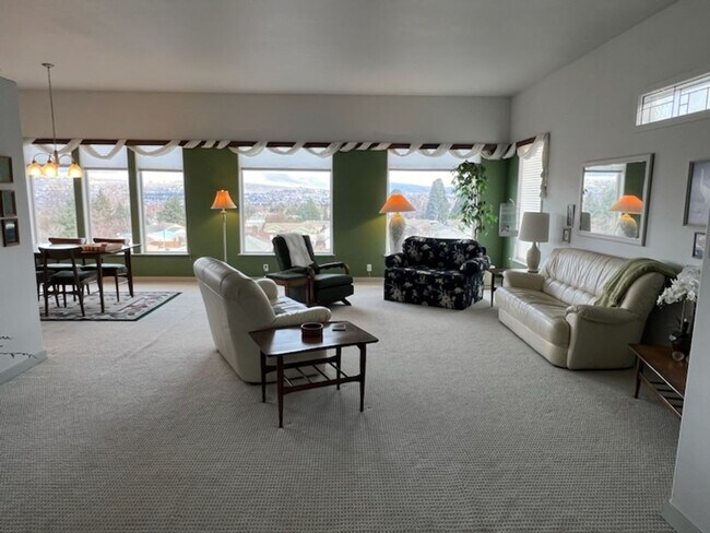 Building Photo - Views, views,views! 4 bed/2.5 bath with pl...