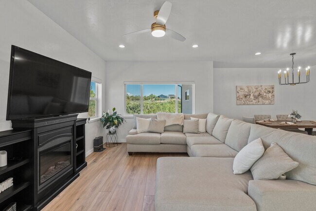 Foto del edificio - 1517 Golf Course Ln