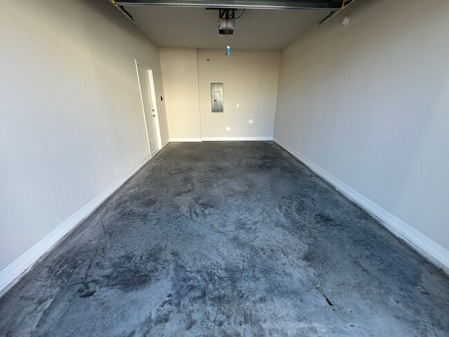 Building Photo - Lake Tavares Townhomes