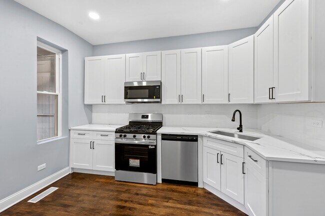 Photo - 915 W Newport Ave (Chicago, IL) Apartment