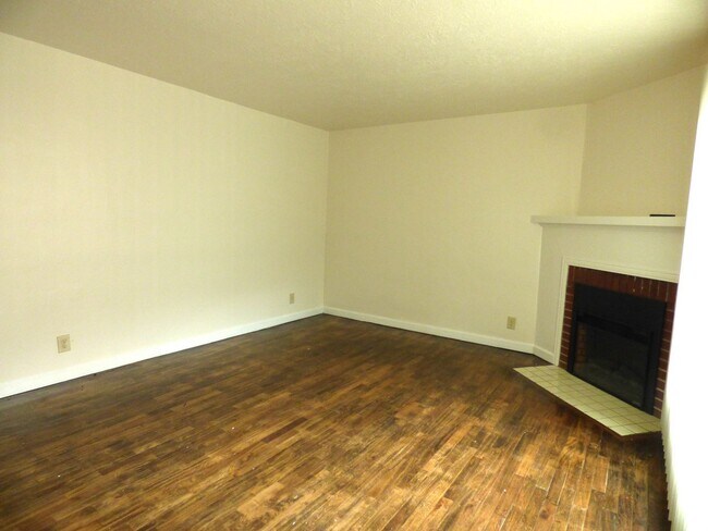 Building Photo - Rent Special: 1/2 Off March's Rent 1 bed 1 bath Duplex near Bush Park!