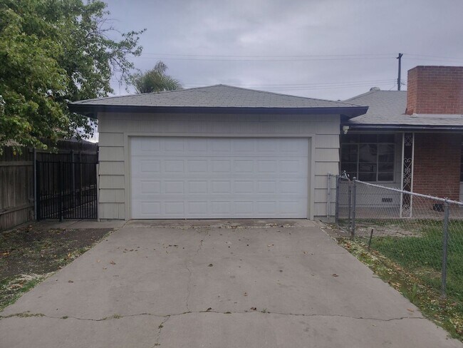 Building Photo - 3 Bedroom 1 Bathroom Home in Benton Park Available!