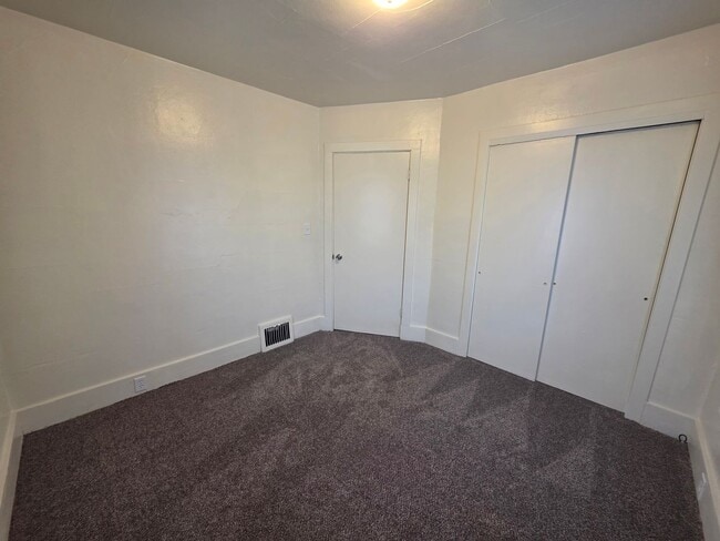 Building Photo - 216 S Mason St