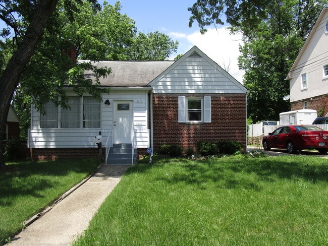 Building Photo - Cozy 4 BR/2 BA Single Family Home in Hyatt...