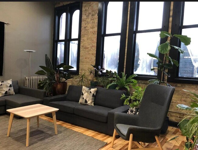 Foto del edificio - 534 N Water St