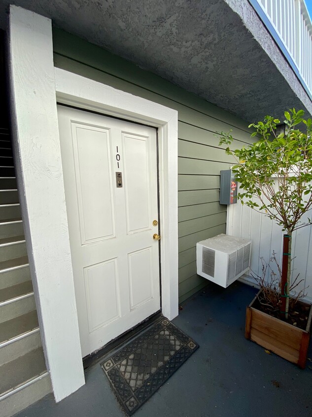 Primary Photo - 3666 Clarington Ave
