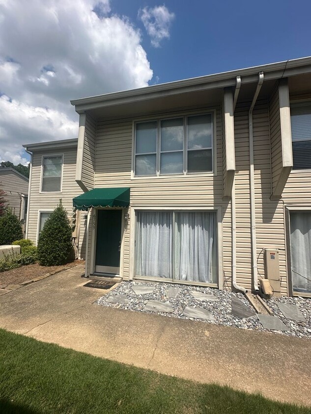 Primary Photo - 1BD/1BA Townhouse located on the Germantow...