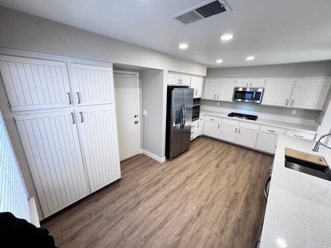 Building Photo - Quaint Home in the Beautiful Desert Shores Community!