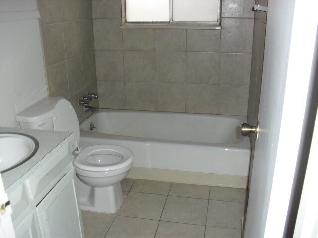 Building Photo - 3 Bedrooms, 2 Bathrooms, with 2 Bonus Room...