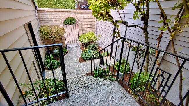 Building Photo - Amazing 3 bedroom Home In Lake Oswego is a...